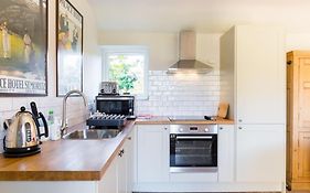 Charming Cottage Surrounded By Idyllic Garden In Peaceful Location In Central Charlbury