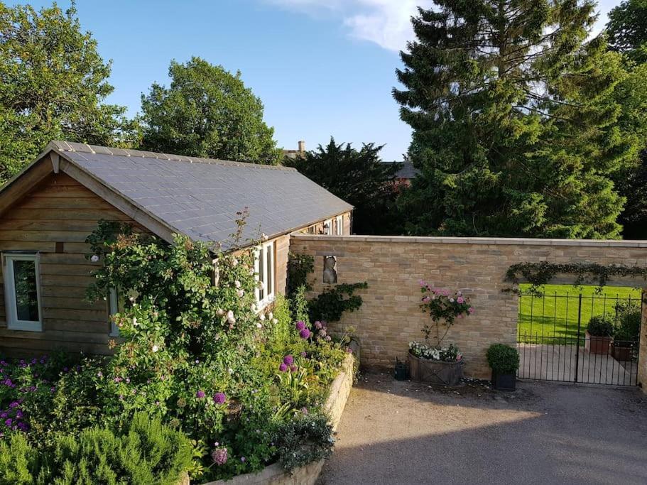 Charming Cottage Surrounded By Idyllic Garden In Peaceful Location In Central Charlbury Exterior photo