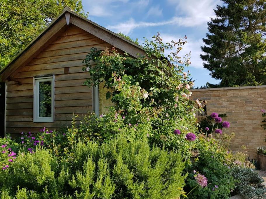 Charming Cottage Surrounded By Idyllic Garden In Peaceful Location In Central Charlbury Exterior photo