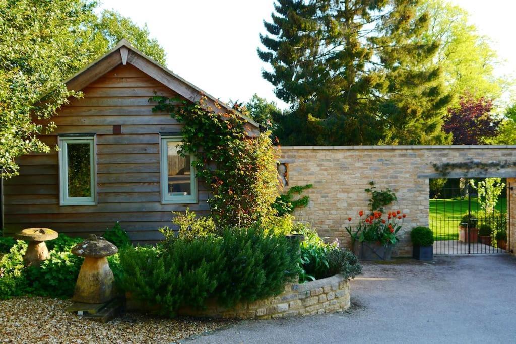 Charming Cottage Surrounded By Idyllic Garden In Peaceful Location In Central Charlbury Exterior photo